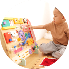 Properietary CASTLE curriculum, terinspirasi dari Montessori dan standar internasional lainnya